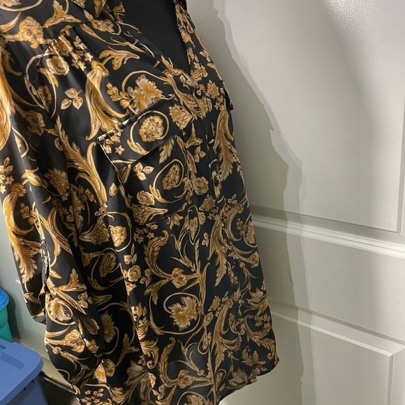 Torrid Womens  Black and Gold Patterned Shirt Size 2 CB-10 - Picture 7 of 10
